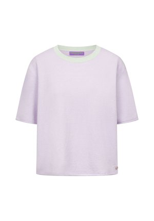 Jasnofioletowa koszulka z krótkim rękawem i okrągłym dekoltem, z białą lamówką przy kołnierzu oraz małym okrągłym logo w pobliżu dolnego brzegu.