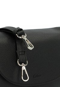 Borsa a tracolla nera in pelle con finitura testurizzata, caratterizzata da una chiusura in metallo argentato e un design arrotondato. Logo impresso sul lato.