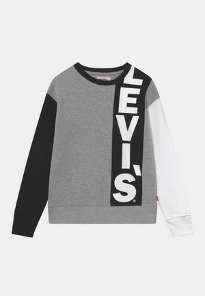 Szara bluza z czarnym lewym rękawem, białym prawym rękawem oraz pionowym czarnym panelem z przodu z dużym białym napisem "LEVI'S".