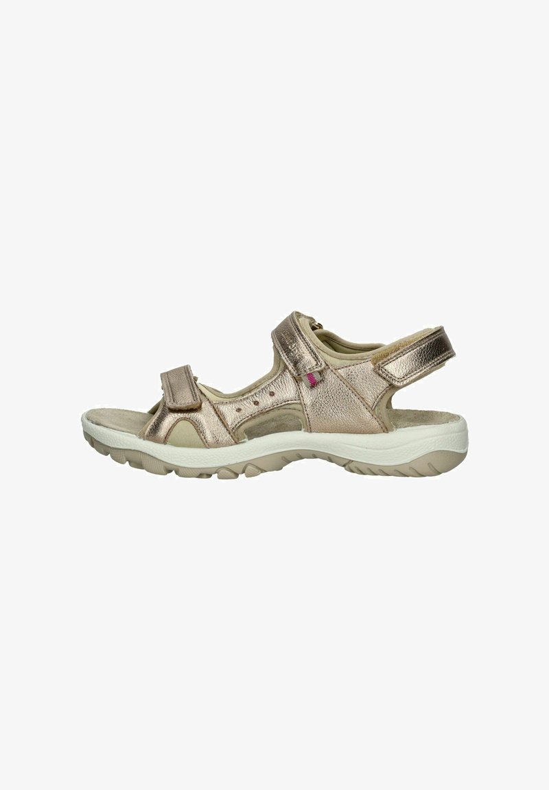 Metallisch goldene Sandale mit verstellbaren Riemen, gepolstertem Fußbett und weißer Gummisohle. Texturierte synthetische Oberseite mit pinken Akzenten.