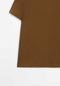 Brun ribbet t-shirt med korte ærmer, der har en blød tekstur og en lige kant. Enkelt design uden yderligere mønstre eller accentueringer.