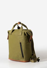 Zaino impermeabile verde con design a roll-top, dettagli in pelle marrone, zip laterale e spallacci regolabili; finitura in tessuto textured.