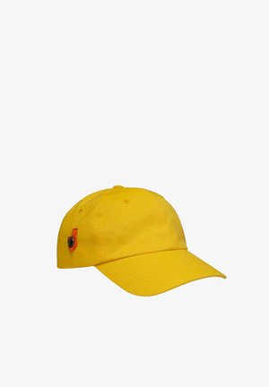 Casquette de baseball jaune vif avec une visière incurvée et un petit détail rouge et noir sur le côté, présentée sur fond blanc.