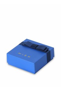 Blaue Geschenkkiste mit einer strukturierten Oberfläche, ausgestattet mit einer dunkelblauen Schleife und goldener Schrift "MISH" auf der Oberseite. Quadratische Form, robuste Konstruktion.