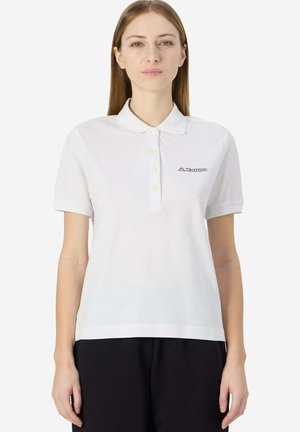 Polo bianco realizzato in cotone, con colletto a punta, maniche corte e apertura con bottoni. Presenta un piccolo logo Kappa nero sul petto.