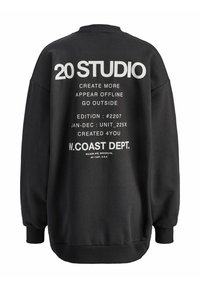 Černá oversize mikina vyrobená z měkké látky, s velkým bílým textem na zádech, který obsahuje branding, detaily edice a slogany.