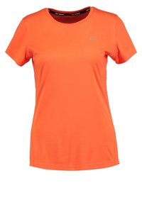 Camiseta de manga corta y cuello redondo para correr en naranja vibrante, hecha de material ligero, con un pequeño logo plateado de Nike en el pecho.