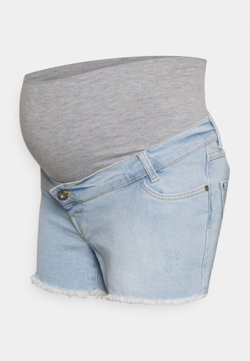 Calções de maternidade em denim azul claro com bainha desfiada, apresentando um painel elástico cinza para conforto e ajustabilidade na cintura.