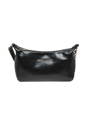 Schwarze Kunstledertasche mit Reißverschluss, geschwungener Form und silberfarbener Hardware. Auf der Vorderseite ist der geprägte Schriftzug "KARL KANI" zu sehen.