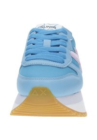 Sneaker blu con tomaia in pelle liscia, dotati di accenti rosa, lacci piatti e suola in gomma testurizzata con dettagli gialli e bianchi.