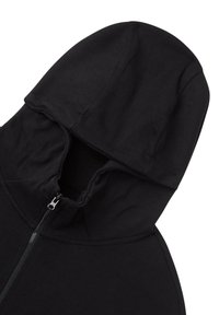 Felpa nera con cappuccio e zip frontale. Presenta una texture morbida, un tessuto liscio e un design del cappuccio curvo. Senza motivi o accenti visibili.