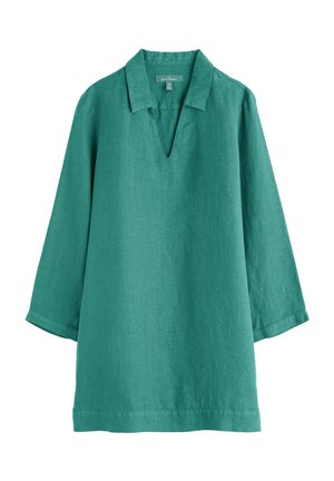 Haut en lin turquoise avec un col en V et des manches trois-quarts. Le tissu a une texture lisse et une coupe décontractée, terminé par un ourlet droit.