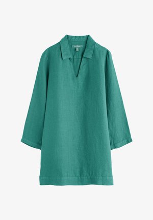 Turkusowa lniana bluzka z dekoltem w serek i rękawami o długości trzech kwart. Materiał ma gładką teksturę i luźny krój, wykończony prostym dołem.