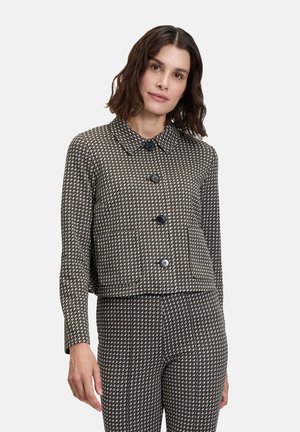 Veste courte à col avec un motif texturé multicolore, comportant quatre grands boutons et des manches longues. Complète un pantalon assorti.