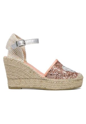 Sandale espadrille compensée avec semelle en jute tressée, bout fermé rose doré scintillant, bride argentée à la cheville et coque de talon beige tissée.