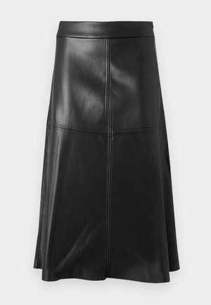 Gonna nera in pelle a forma di A con una texture liscia, caratterizzata da dettagli di cuciture verticali e una vita. L'orlo cade appena sotto il ginocchio.