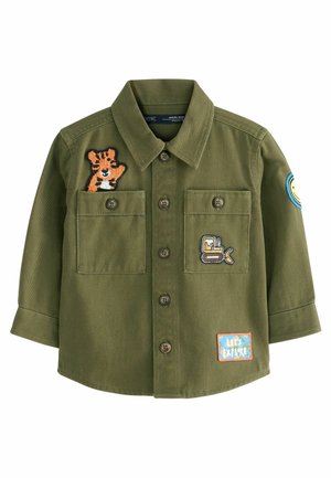 Grøn skjorte med knapper til små børn med tiger, gravemaskine, smilende ansigt og "Let's Explore" patches på front og ærme.