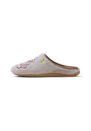 Zapatilla beige suave tipo slip-on con suela marrón y diseño bordado en la parte superior, mostrada de lado sobre fondo blanco.
