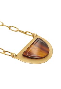 Naszyjnik w złotym kolorze z półokrągłym wzorem, z brązowym, przezroczystym kamieniem w wypolerowanej oprawie, połączony metalowymi ogniwami łańcucha.