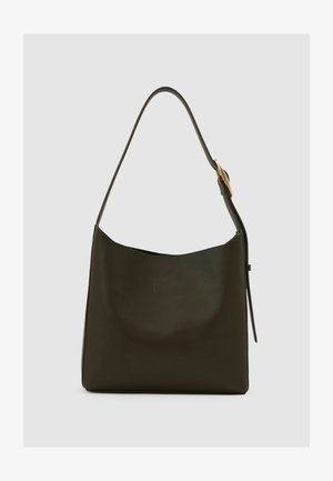 Mørkegrøn skuldertaske i læder med glat tekstur, buet top, justerbar rem og minimalistisk design. Guldhardware som accent.