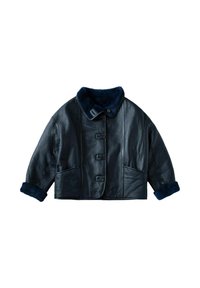 Sort læder cropped jakke med krave og manchetter i navy faux pels, med tre knapper foran og to sidelommer.