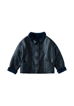 Zwarte lederen cropped jack met een marineblauwe faux bontkraag en manchetten, voorzien van drie knoopsluitingen aan de voorkant en twee zijzakken.