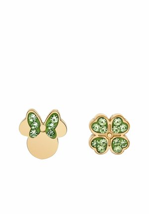 Boucles d'oreilles en tonalité or présentant une forme de nœud avec des pierres vertes et une forme de trèfle avec quatre pierres vertes, toutes deux avec des surfaces lisses.