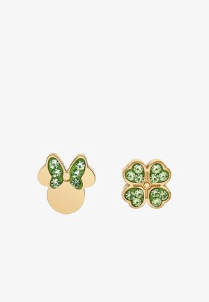 Boucles d'oreilles en tonalité or présentant une forme de nœud avec des pierres vertes et une forme de trèfle avec quatre pierres vertes, toutes deux avec des surfaces lisses.