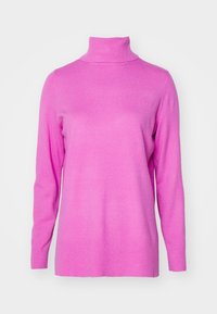 Różowy sweter z golfem wykonany z miękkiej dzianiny, z długimi rękawami i prążkowanym kołnierzem oraz mankietami. Gładka faktura o jednolitym kolorze.