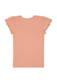 T-shirt w kolorze brzoskwiniowym, z krótkim rękawem i falbaniastymi rękawami, okrągłym dekoltem, gładką fakturą oraz prostym dołem. Gładkie plecy bez dodatkowych zdobień.