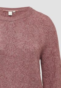 Bordeauxfarbener Strickpullover mit einem strukturierten Diamantmuster, rundem Halsausschnitt und Raglanärmeln. Weiches Material mit einem leicht glänzenden Finish.