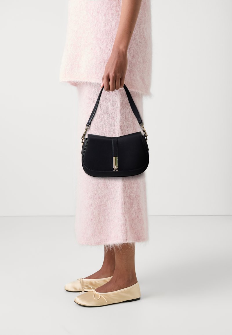 Tommy Hilfiger HERITAGE SADDLE BAG - Käekott - black