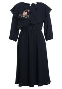Robe midi bleu marine à manches longues, taille élastique, encolure à volants superposés et broderie florale rose sur l'épaule gauche.