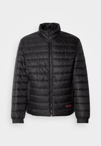 Zwarte pufferjacket met horizontale quiltpatroon, hoge kraag, ritssluiting aan de voorkant en elastische manchetten. Rode "HUGO" logo op de linkeronderkant.