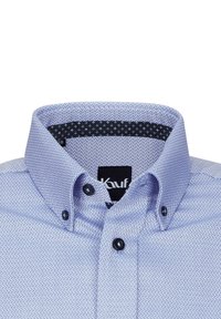 Camicia azzurra chiaro con tessuto texture, dotata di colletto interno a fantasia a contrasto e bottoni neri. Etichetta del marchio visibile.