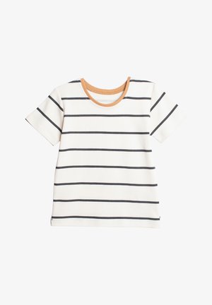 Biały t-shirt z krótkim rękawem w cienkie czarne poziome paski i kontrastującym jasnobrązowym okrągłym dekoltem.