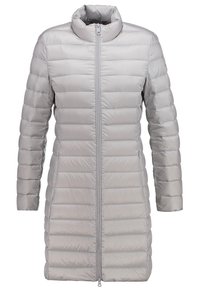 Jasnoszary, długi, ocieplany płaszcz zimowy z poziomym pikowaniem, pełnym zamkiem z przodu i stojącym kołnierzem, zaprojektowany na zimne dni.