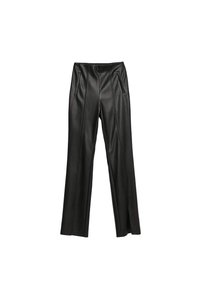 Zwarte faux leren wijde broek met hoge taille, voorzien van voorzakken en verticale naaddetails voor textuur.