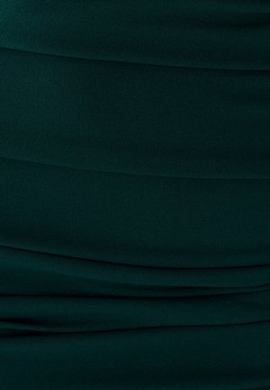 Tela de color verde oscuro con textura y pliegues suaves y drapeados, que crean un aspecto ondulado. Superficie lisa, ligera y con un brillo sutil.