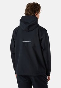 Svart vattentät jacka med huva, med en reflekterande rand på ryggen, slät textur och en lös passform.