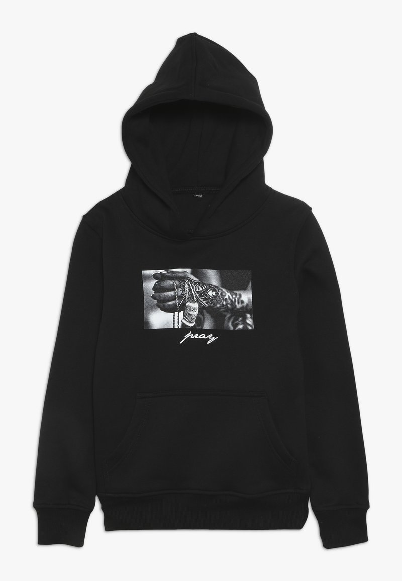 Sweat à capuche noir avec poche avant comportant un visuel noir et blanc d'une main tatouée tenant un pendentif et le mot « pray » en dessous.