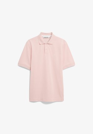 Polo en rose clair, fabriqué en coton doux, avec un col classique, des manches courtes et un petit logo sur la poitrine gauche.
