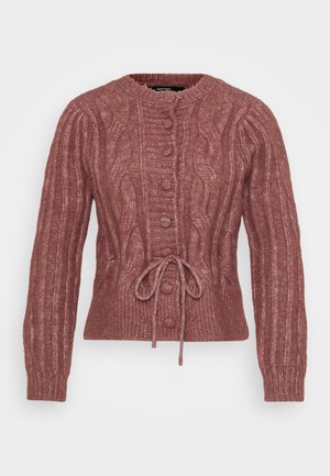 Casaco de malha com cabo rosa, com gola redonda, mangas compridas e fecho de botões. Apresenta uma cintura com cordão para ajuste regulável.