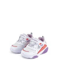 Weiße Sportschuhe mit Mesh-Einsätzen, Akzenten in Pink und Lila, verstellbarem Riemen und strukturiertem Sohlen für Grip und Stabilität.