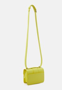 Geel crossbody tas met een gladde leren textuur, rechthoekige vorm en verstelbare schouderband, met subtiele stiksels en een bovenflap.