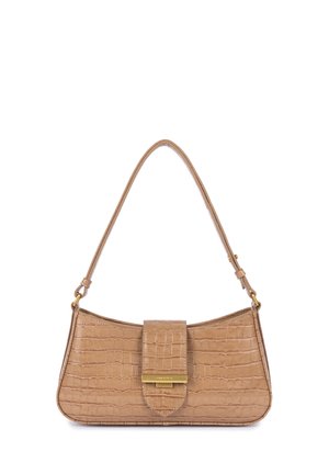 Sac à main en cuir synthétique beige imitation crocodile, de forme courbée, avec un rabat plat en haut et des finitions en métal doré. Bandoulière unique. Finition texturée.