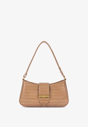 Beige neplederen krokodillentassen met een gebogen vorm, een vlakke bovenflap en goudkleurige hardware. Enkele schouderband. Gestructureerde afwerking.