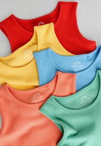 Farverige ribbede tanktops i rød, gul, lyseblå, koral, grøn og mørkeblå. Hver har en rund halsudskæring og et lille logo på ryggen.