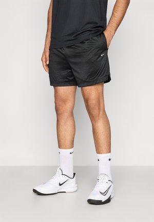 - Krótkie spodenki sportowe