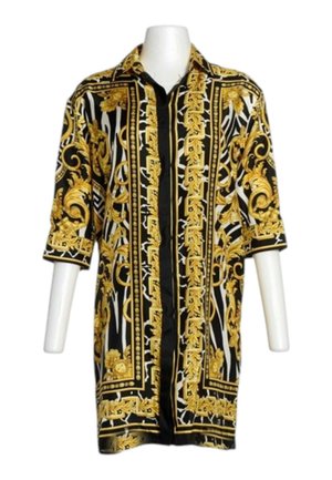 Chemise noir et blanc avec des motifs baroques dorés ornés, manches trois-quarts et col, présentée sur un torse de mannequin blanc.
